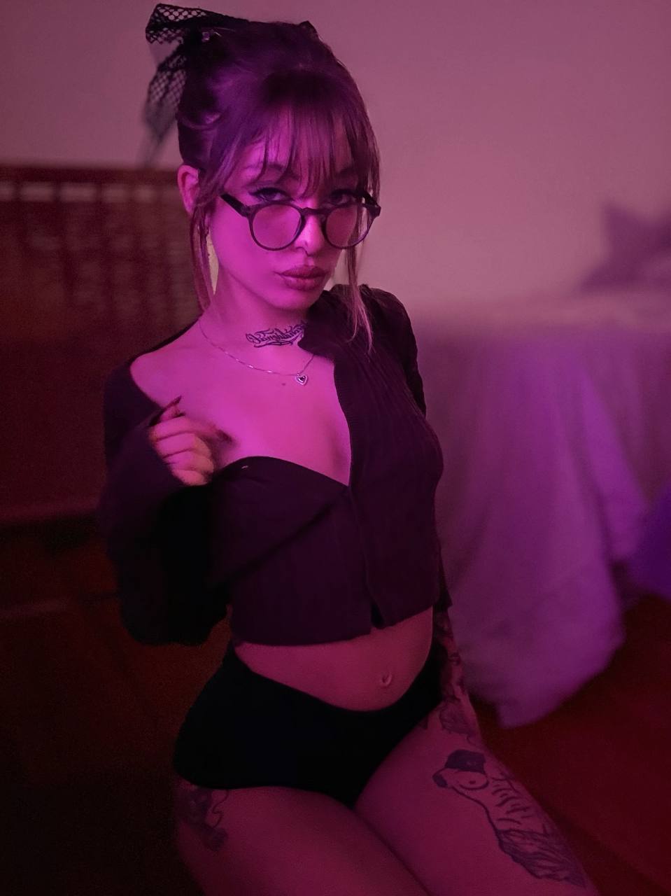NYX SIX modelo webcam tatuada, lenceria neon