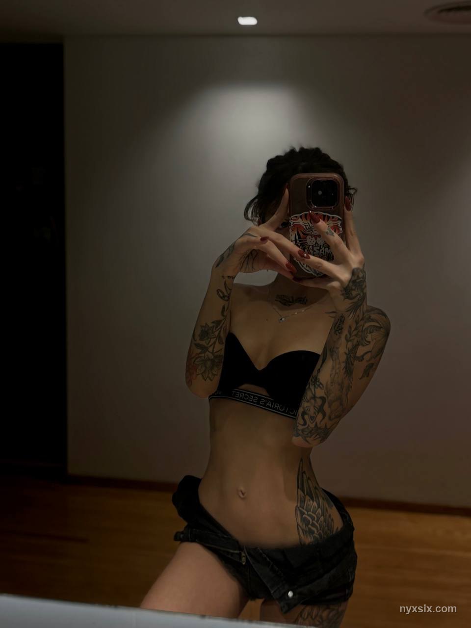 NYX SIX lenceria modelo webcam tatuada