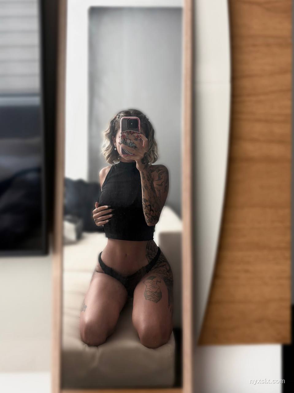 NYX SIX lenceria modelo webcam tatuada