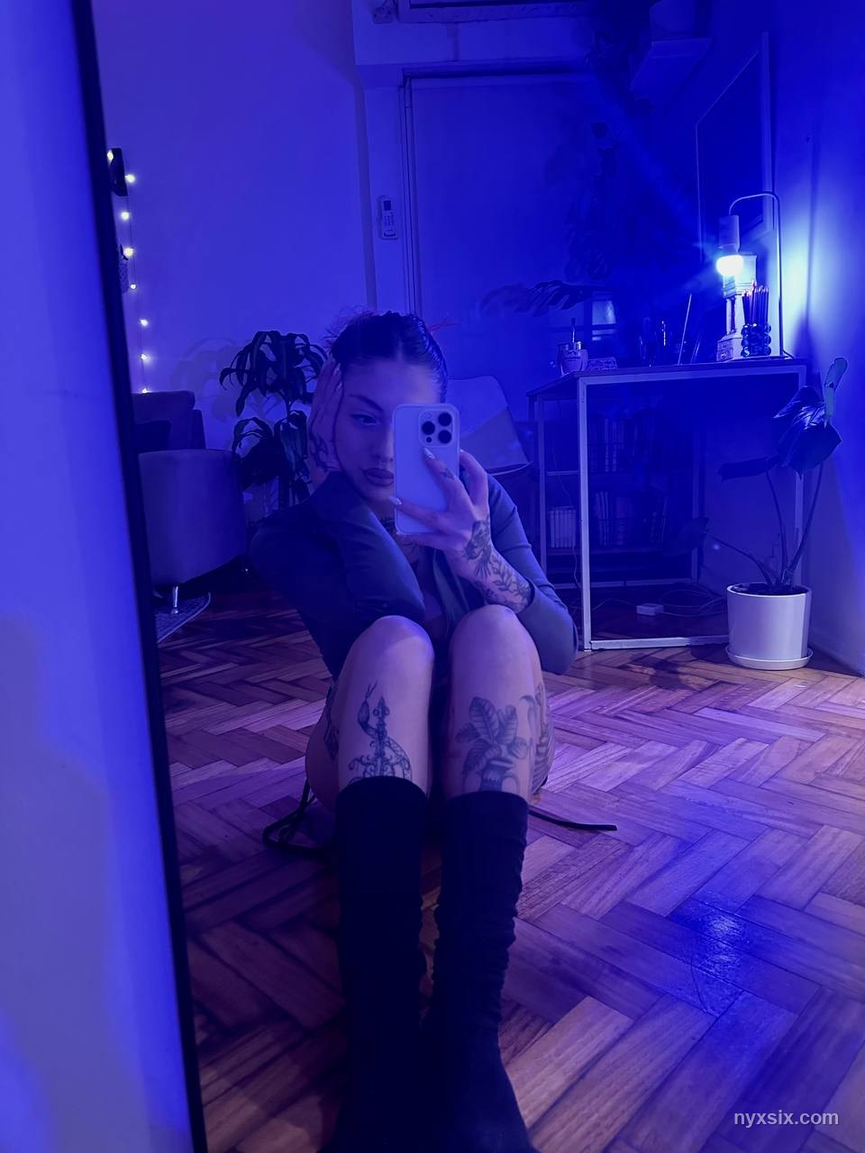 NYX SIX lenceria modelo webcam tatuada