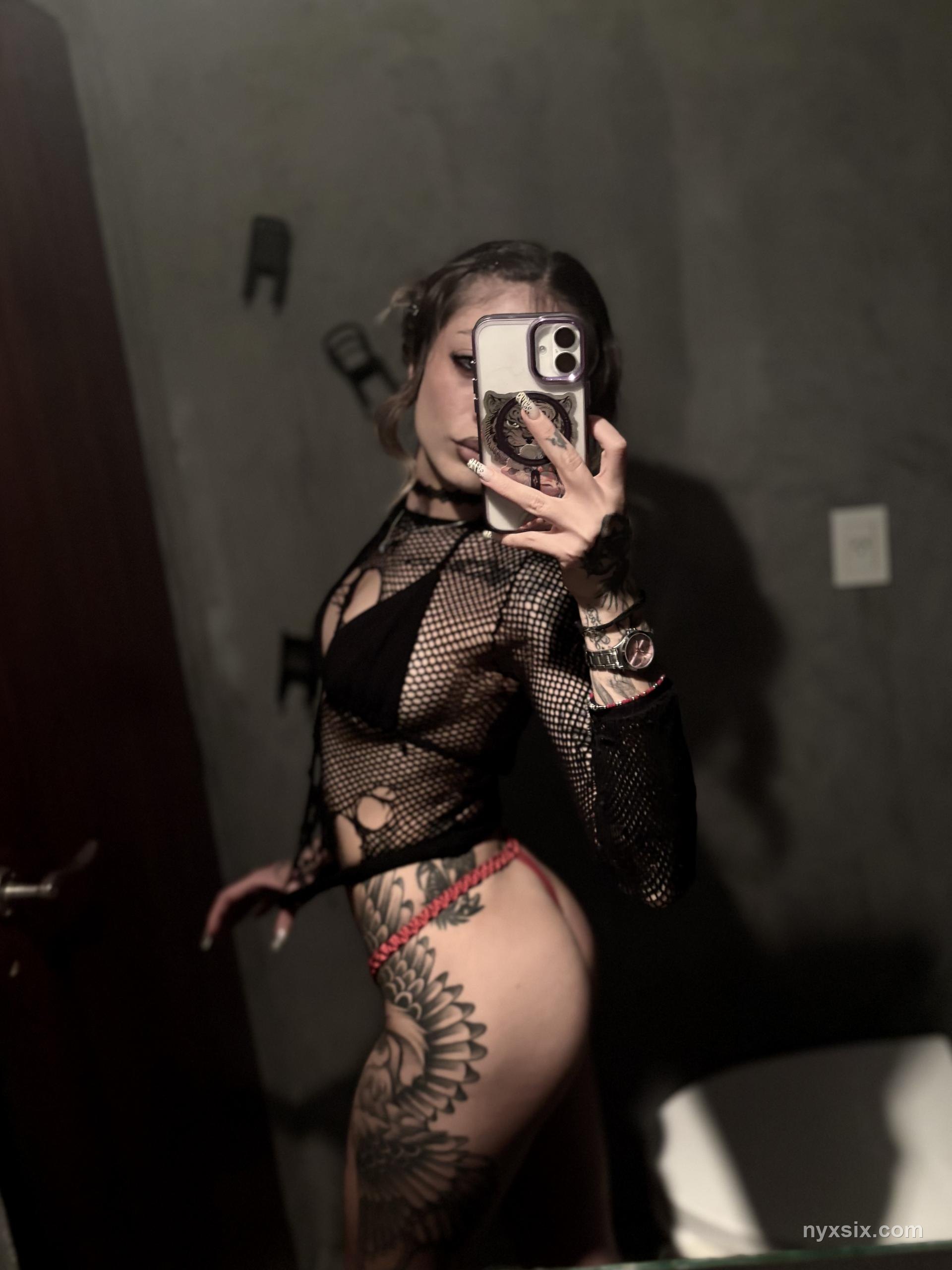 NYX SIX lenceria modelo webcam tatuada