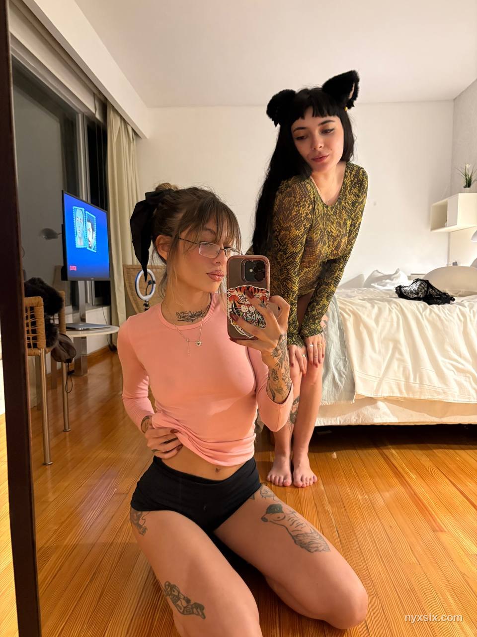 NYX SIX lenceria modelo webcam tatuada