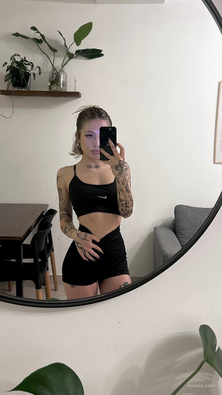 NYX SIX lenceria modelo webcam tatuada