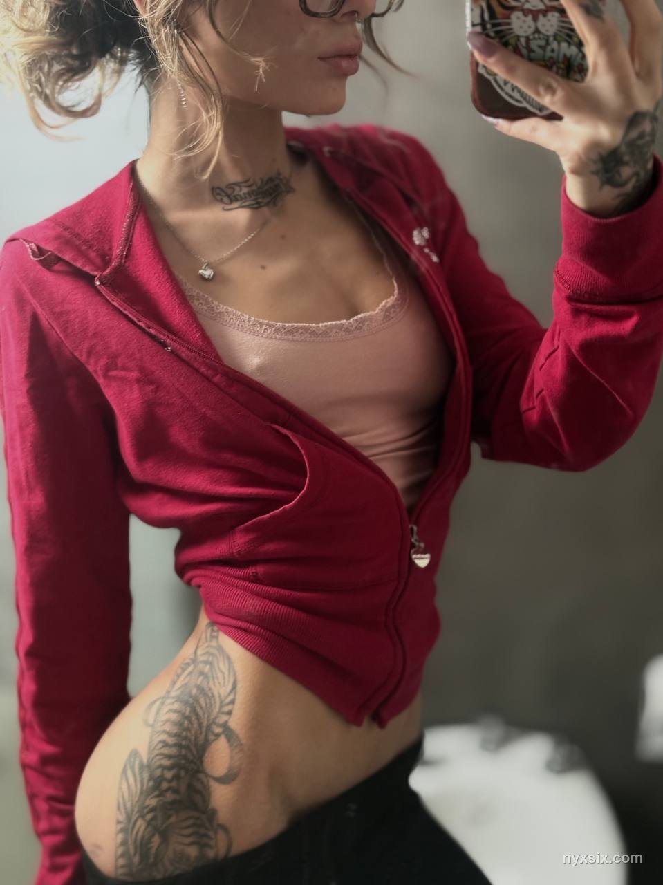 NYX SIX lenceria modelo webcam tatuada