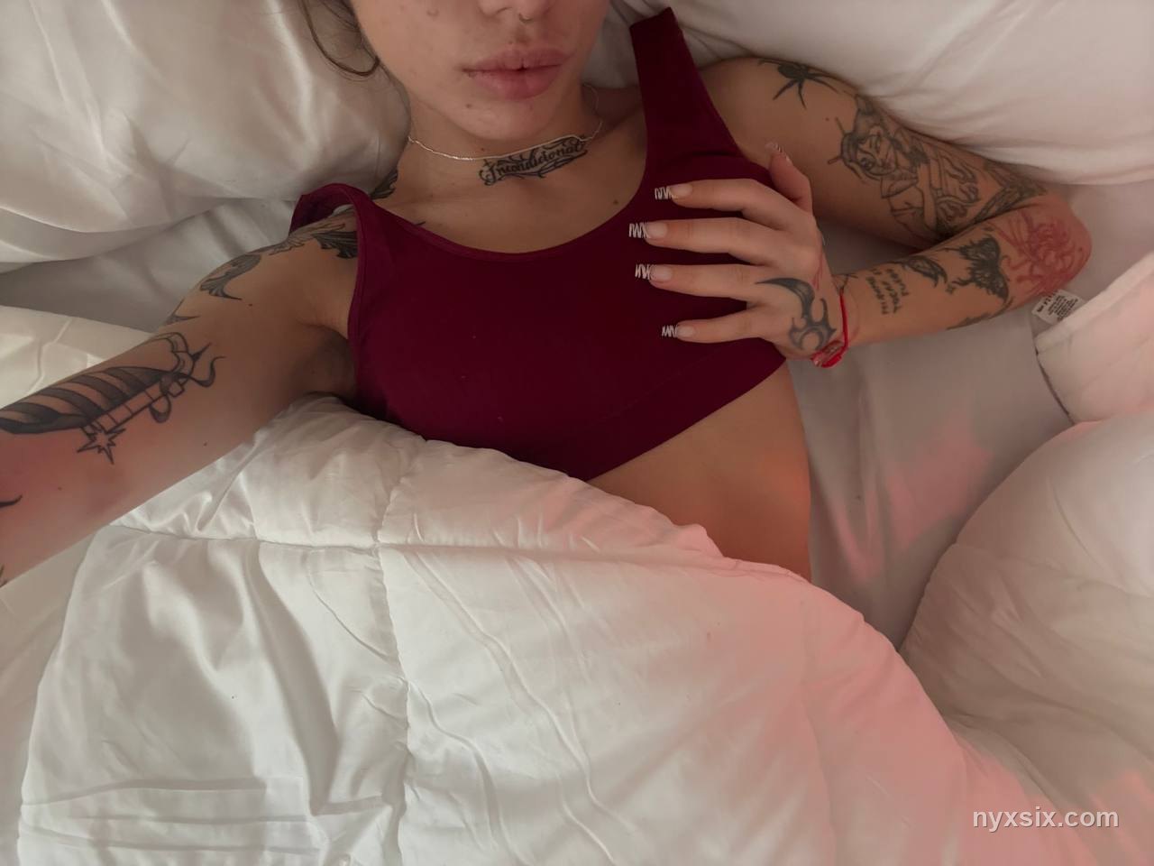 NYX SIX lenceria modelo webcam tatuada