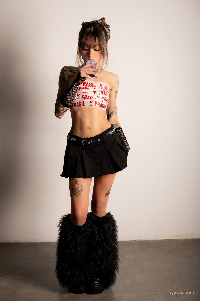NYX SIX sexy modelo webcam tatuada