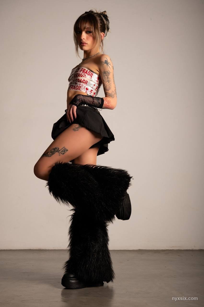 NYX SIX sexy modelo webcam tatuada