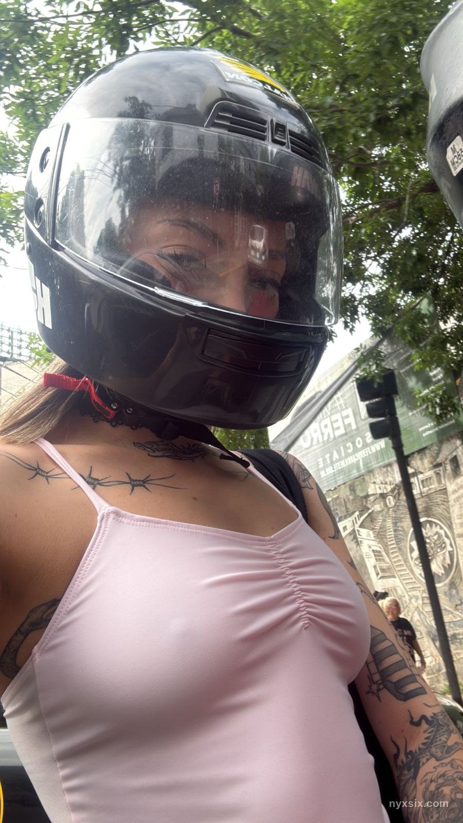 NYX SIX sexy modelo webcam tatuada