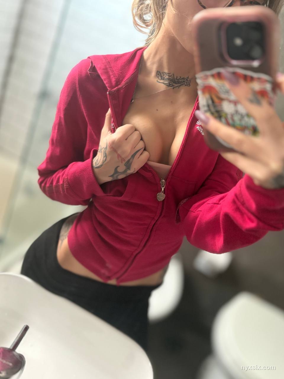 NYX SIX sexy modelo webcam tatuada