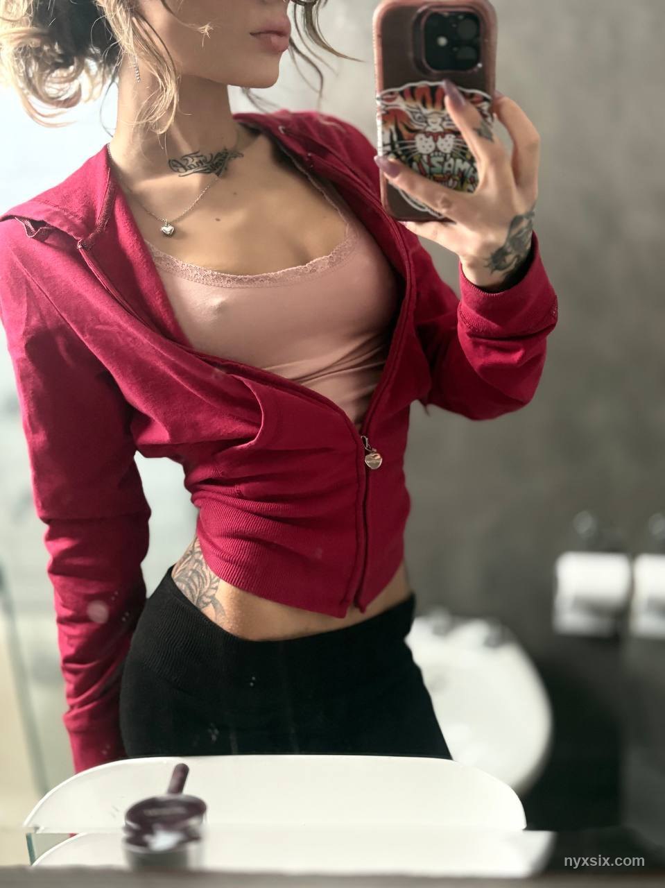 NYX SIX sexy modelo webcam tatuada
