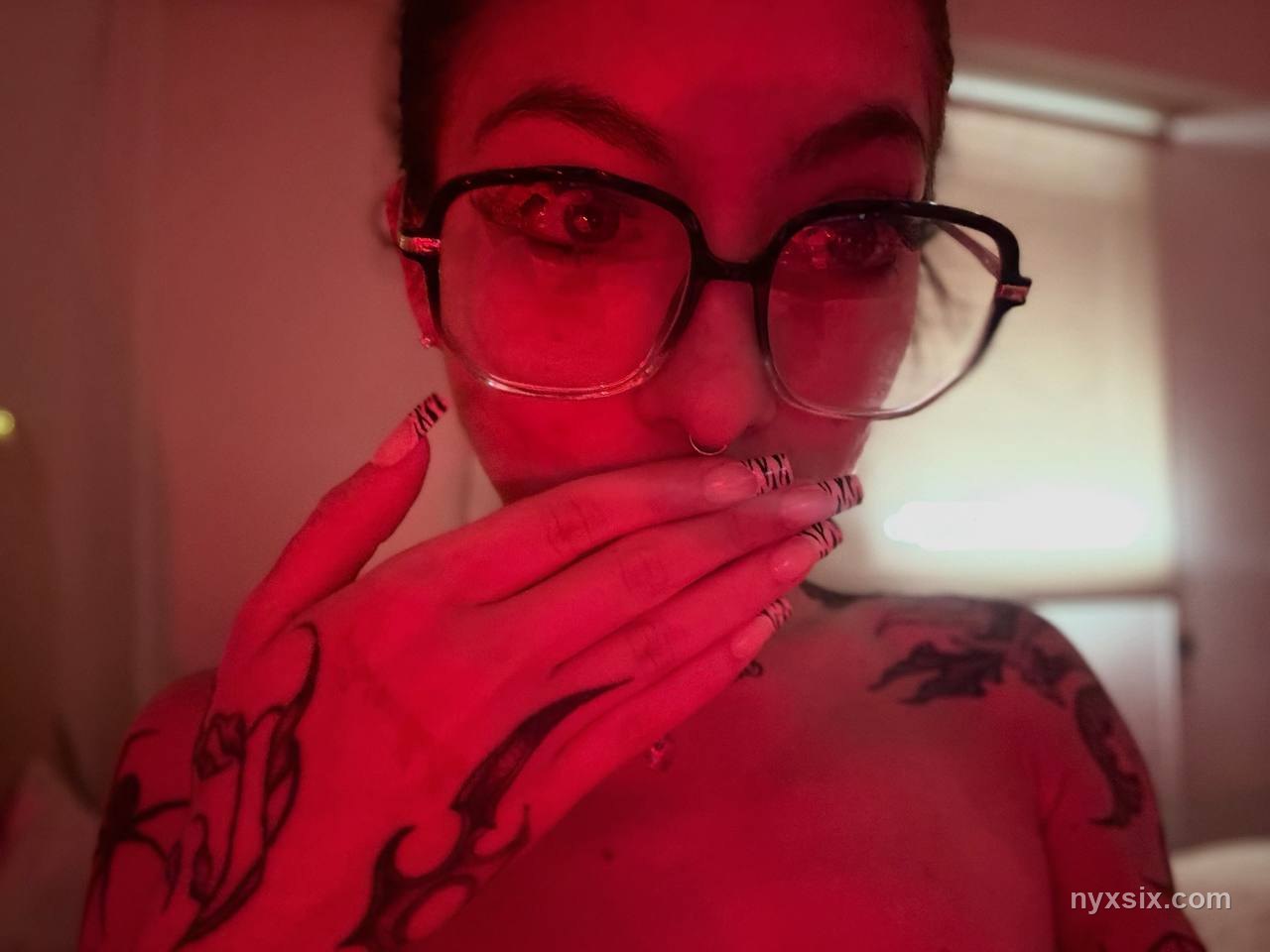 NYX SIX sexy modelo webcam tatuada