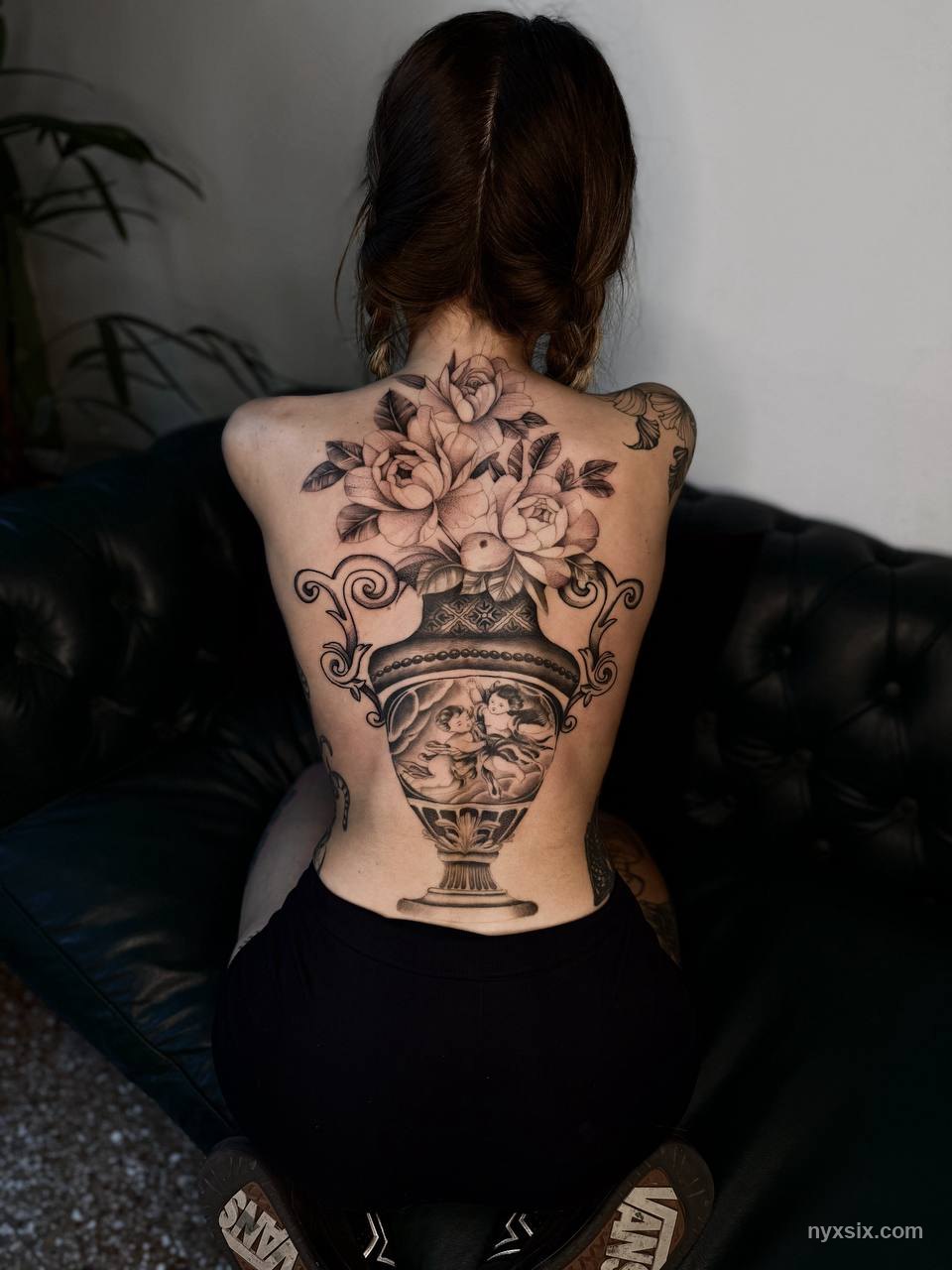 NYX SIX sexy modelo webcam tatuada