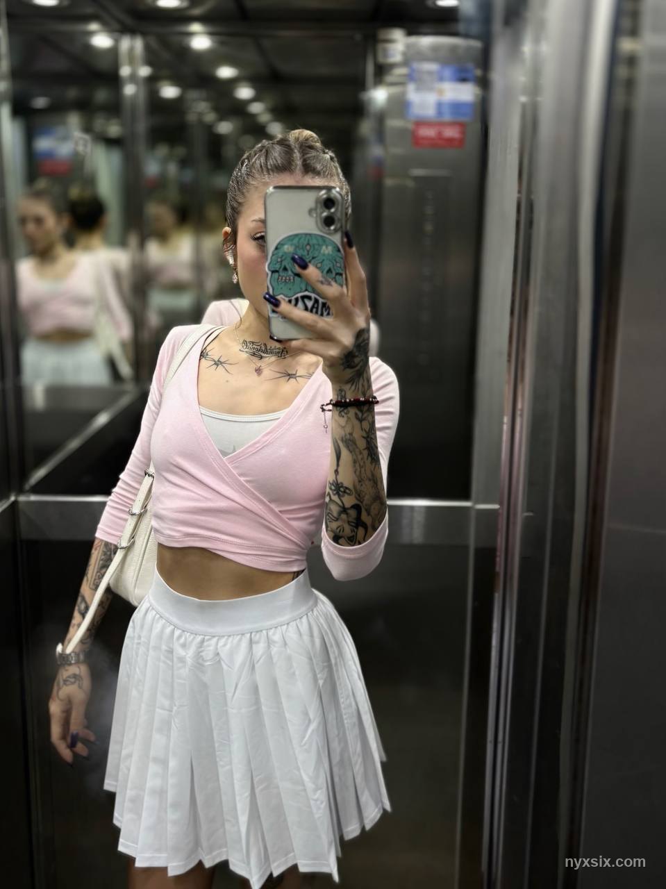 NYX SIX sexy modelo webcam tatuada