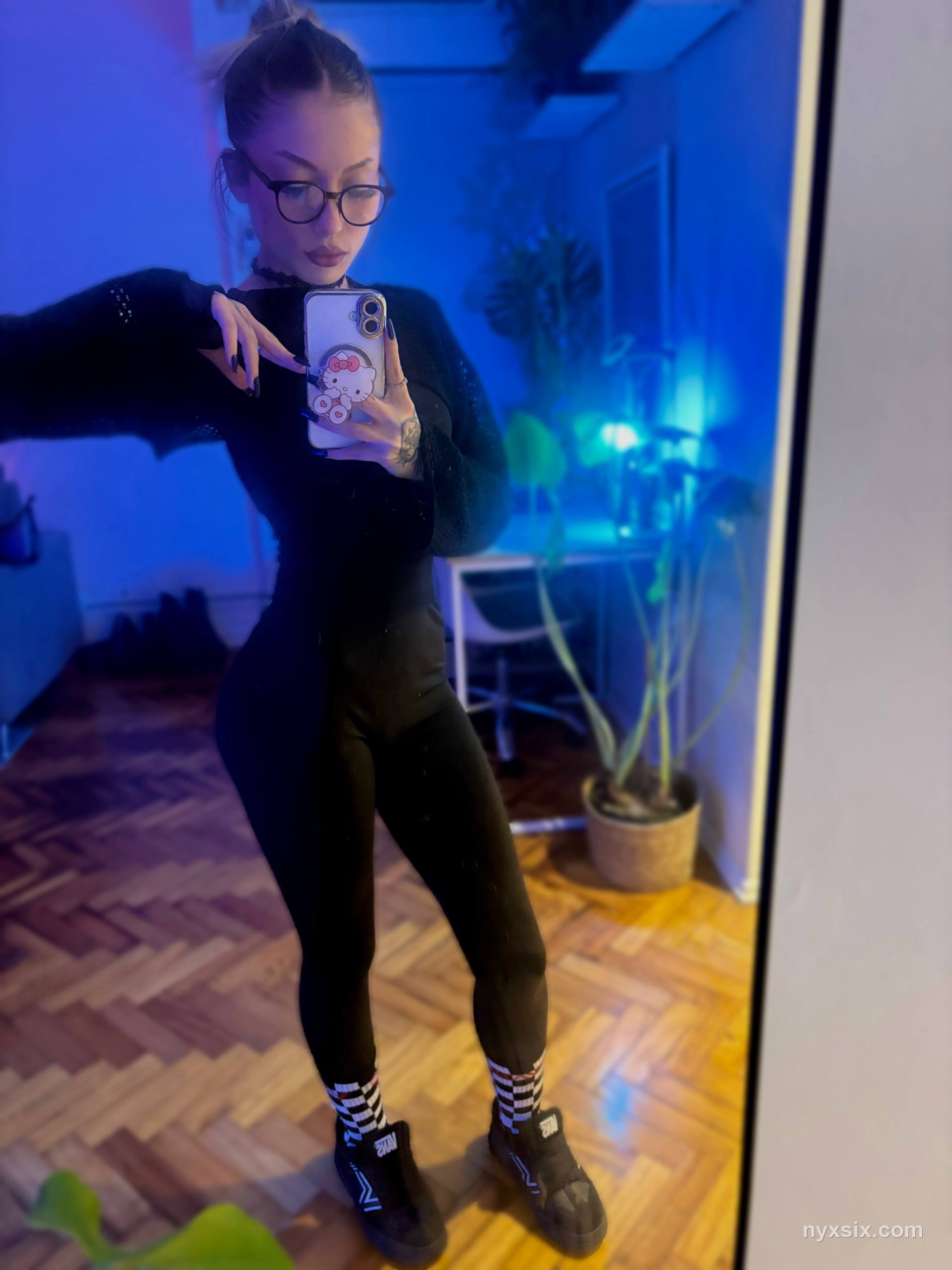 NYX SIX sexy modelo webcam tatuada