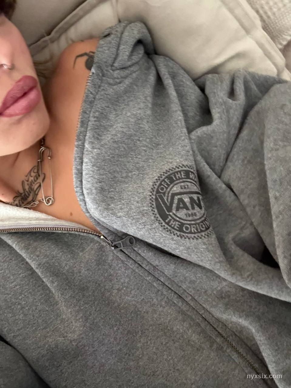 NYX SIX sexy modelo webcam tatuada
